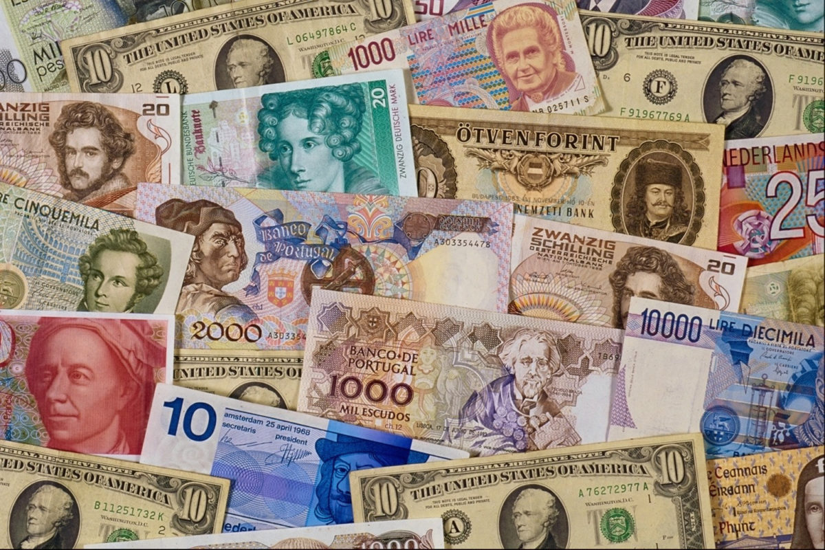 Евро и доллар подешевели, российский рубль подорожал
