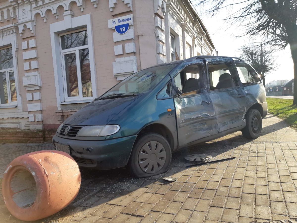 Серьезное ДТП в Бобруйске. МАЗ вытолкнул легковушку на тротуар