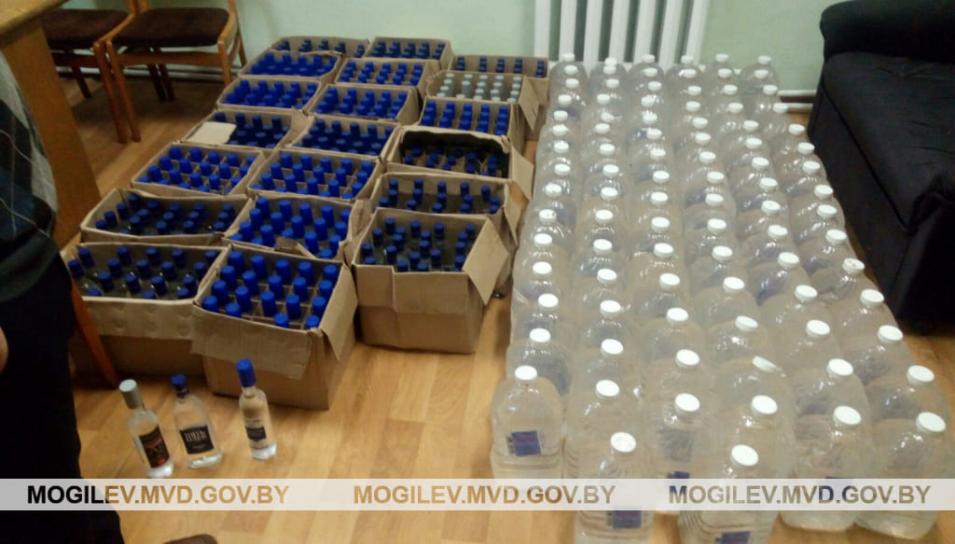 400 бутылок с этикетками от водки различных наименований и 460 литров спирта изъяли у бобруйчанина