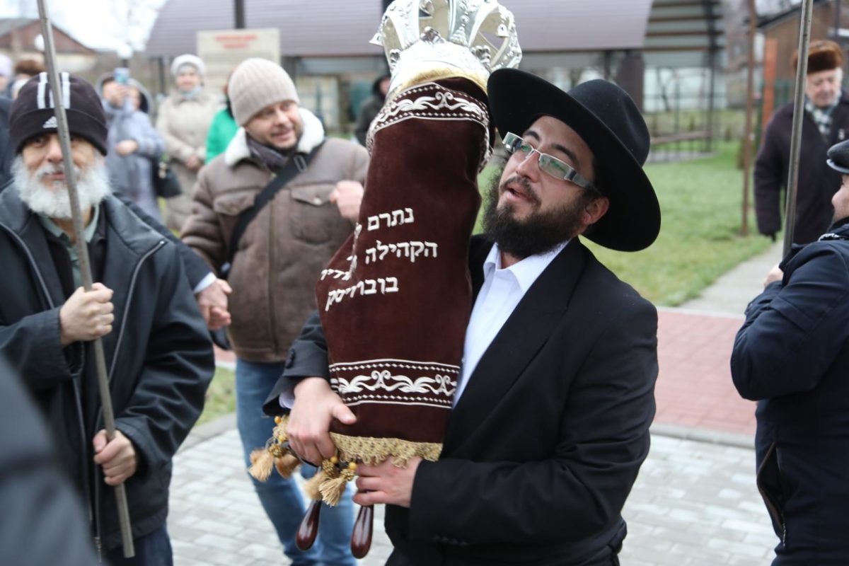 В иудейской религиозной общине Бобруйска состоялась торжественная церемония внесения свитка Торы в синагогу