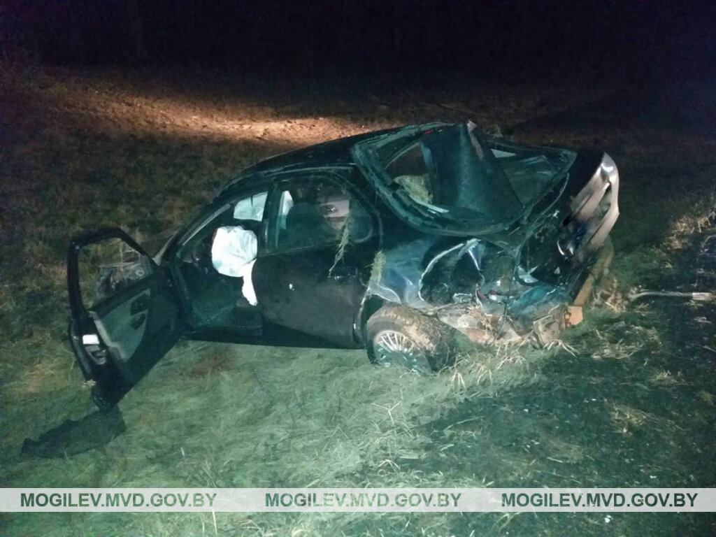 В Глусском районе бобруйчанин съехал в кювет. Два человека получили травмы