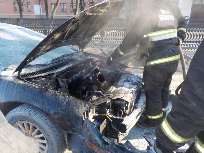 Автомобиль «Крайслер» горел на улице