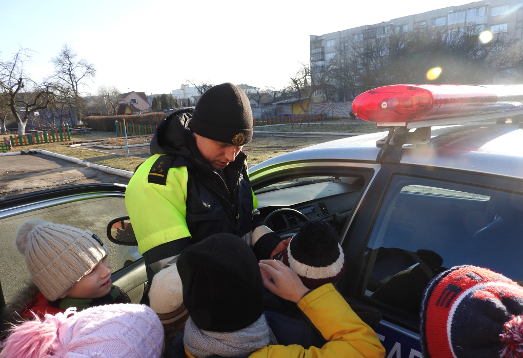 «Безопасными дорогами детства!»: ГАИ Бобруйска посетили воспитанников детского дома
