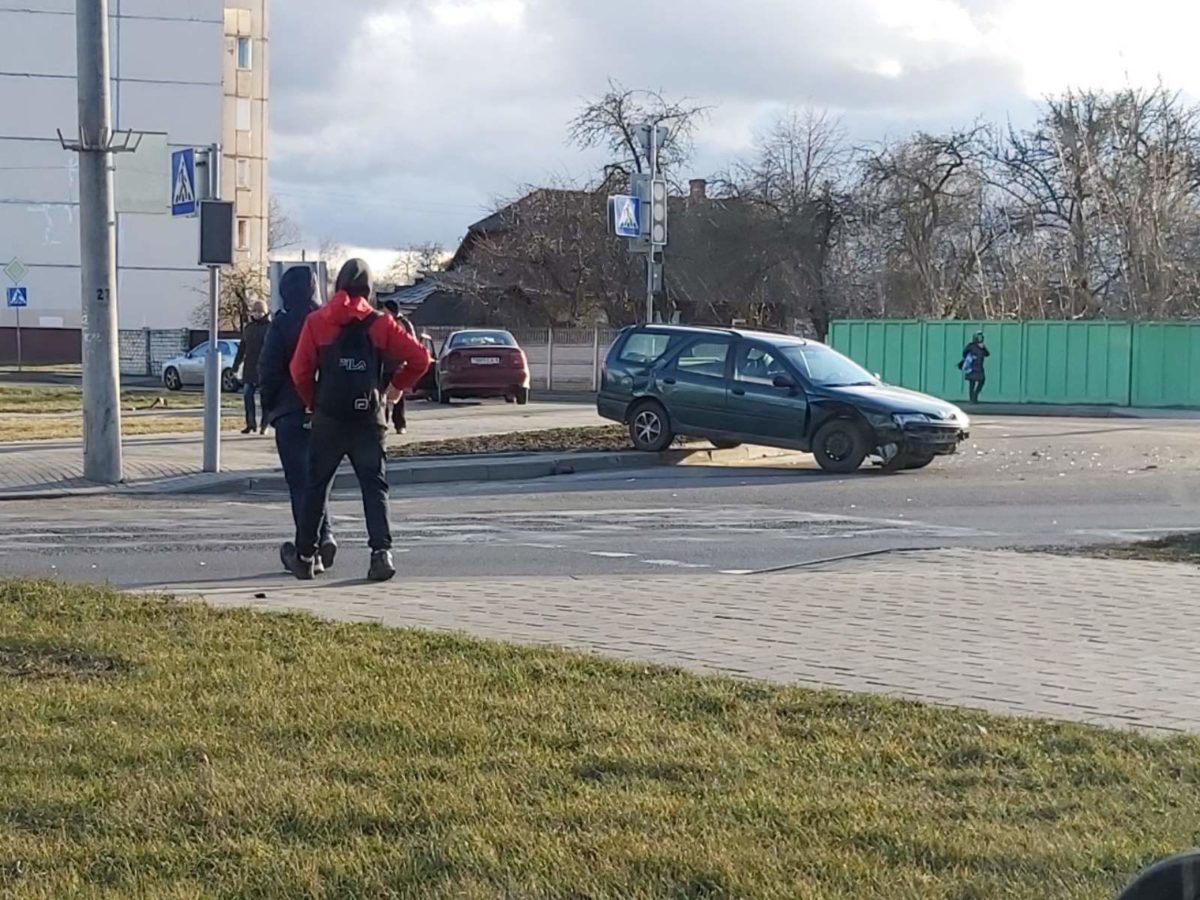 В Бобруйске две легковушки оказались на тротуаре