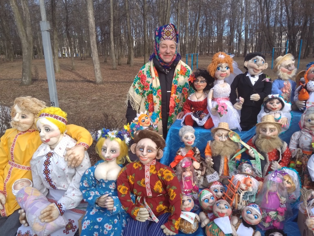 Открылась выставка «Бобруйские мотивы» мастера текстильной куклы Галины Тарнецкой