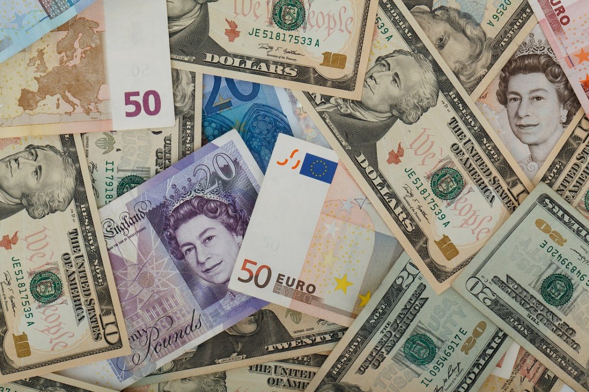 Доллар и евро подорожали, российский рубль подешевел