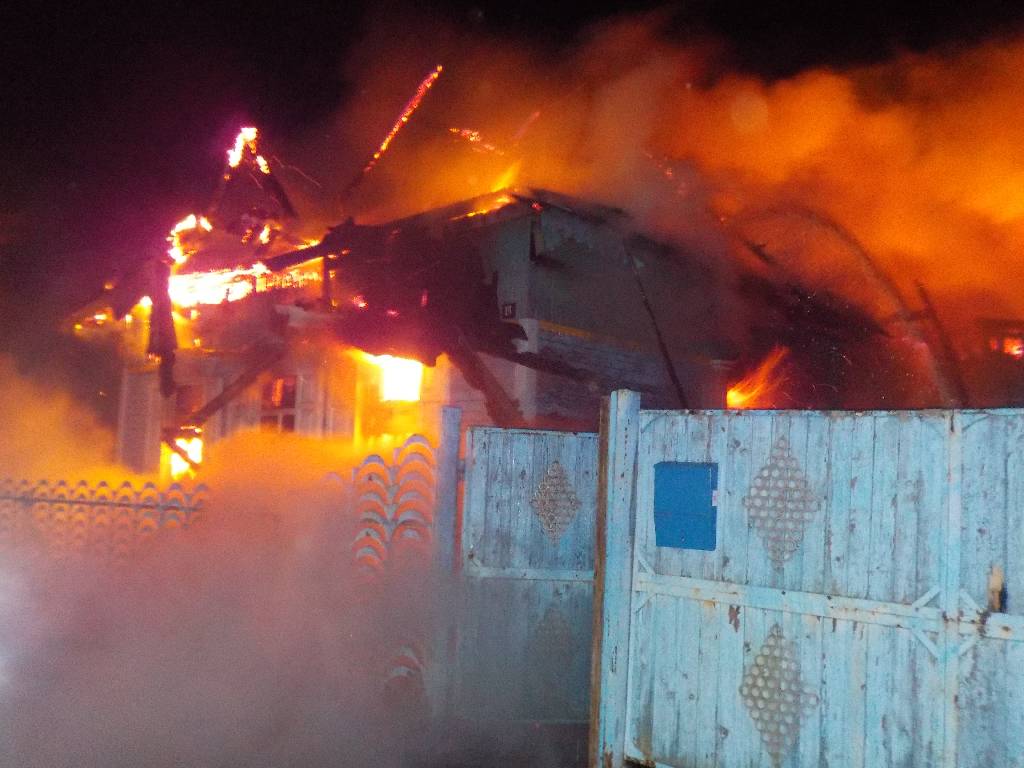 В деревне Сосновая под Бобруйском случился пожар. Дом сгорел, три сарая удалось спасти