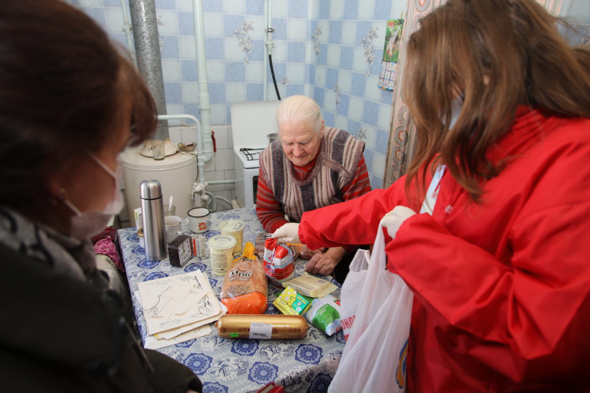 В Бобруйске волонтеры БРСМ доставляют пожилым людям продукты домой