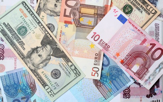 Российский рубль подешевел на торгах 30 марта, евро и доллар подорожали