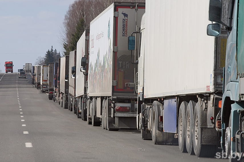 Очереди грузовиков на границе становятся меньше