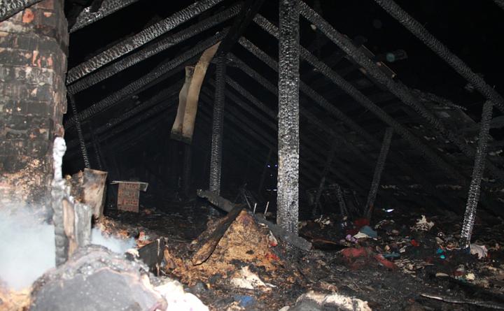 Близнецы едва не сожгли дом бабушки в Кировске. За ремонт заплатят родители