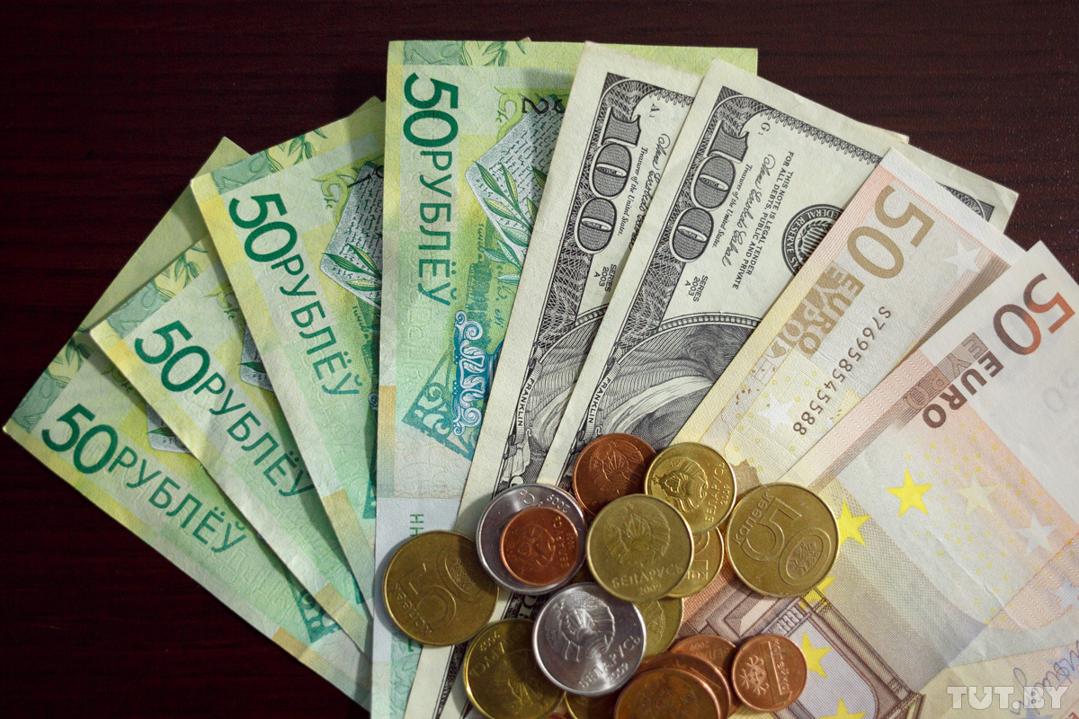 Белорусский рубль на торгах 19 марта ослаб к трем основным валютам