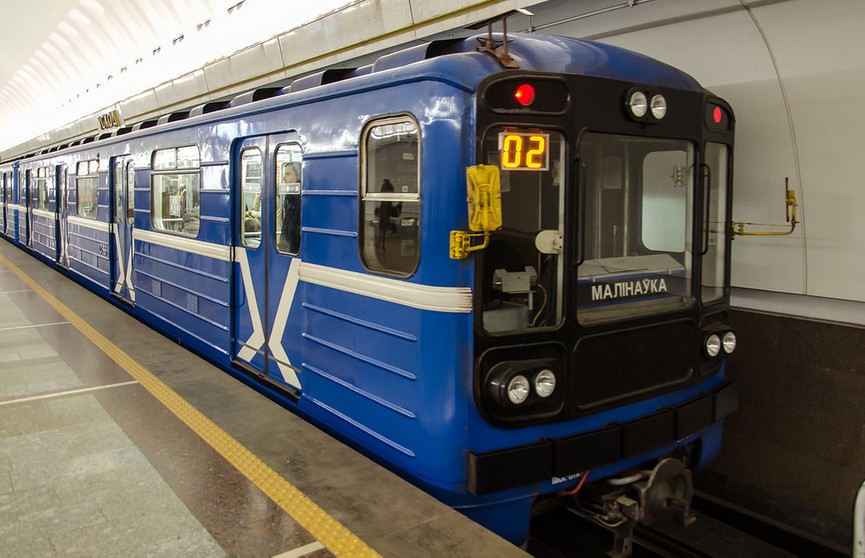 В Минском метрополитене начали устанавливать бесконтактные дозаторы с антисептиком