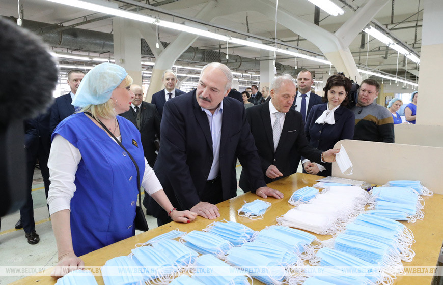 Лукашенко на «Славянке» подарили фотографию о событиях 20-летней давности