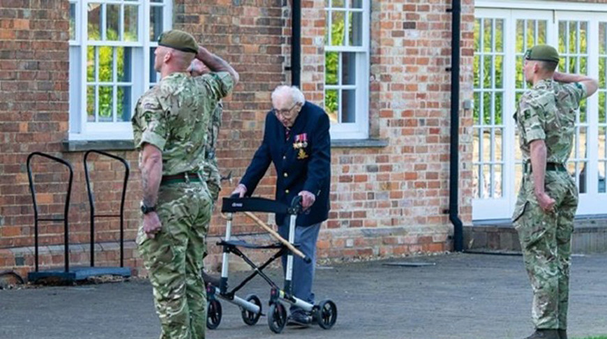 В Великобритании 99-летний ветеран собрал на борьбу с коронавирусом 30 млн фунтов стерлингов, не выходя из своего сада