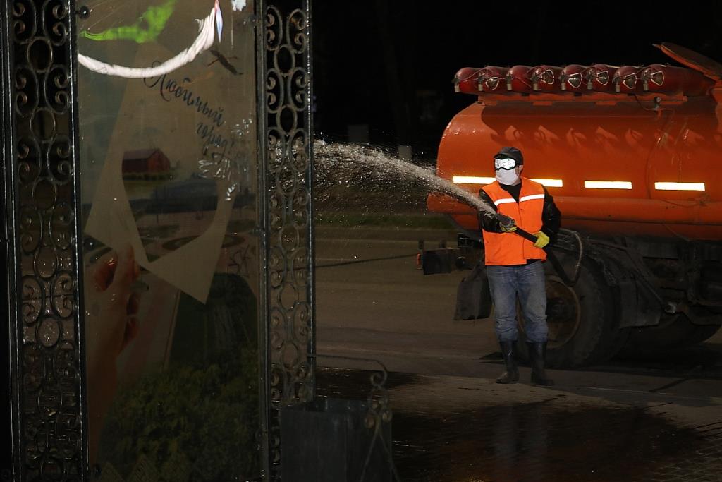 В Бобруйске остановочные пункты обрабатывают ночью дезинфицирующим средством
