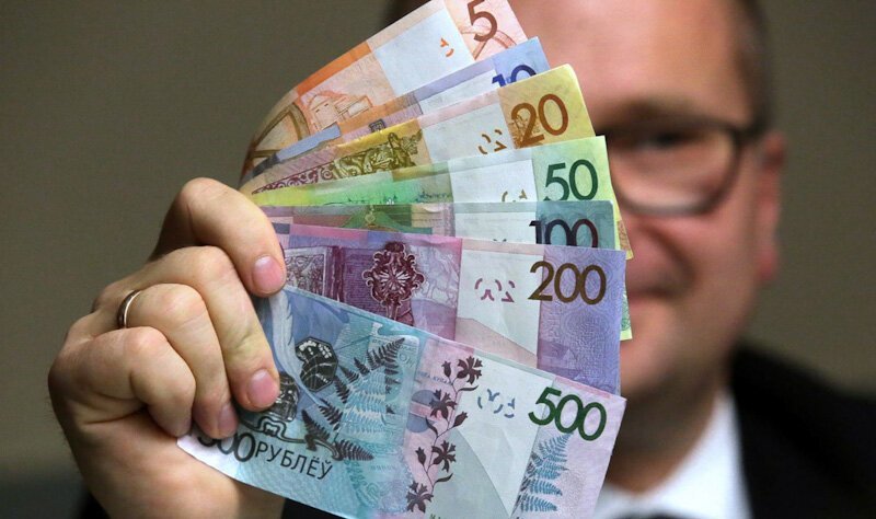 На торгах 10 апреля белорусский рубль укрепился к трем основным валютам