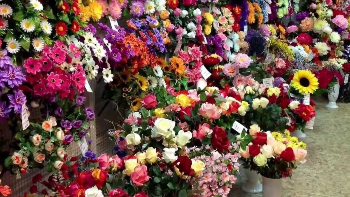 Минприроды призывает не нести на кладбища пластиковые цветы
