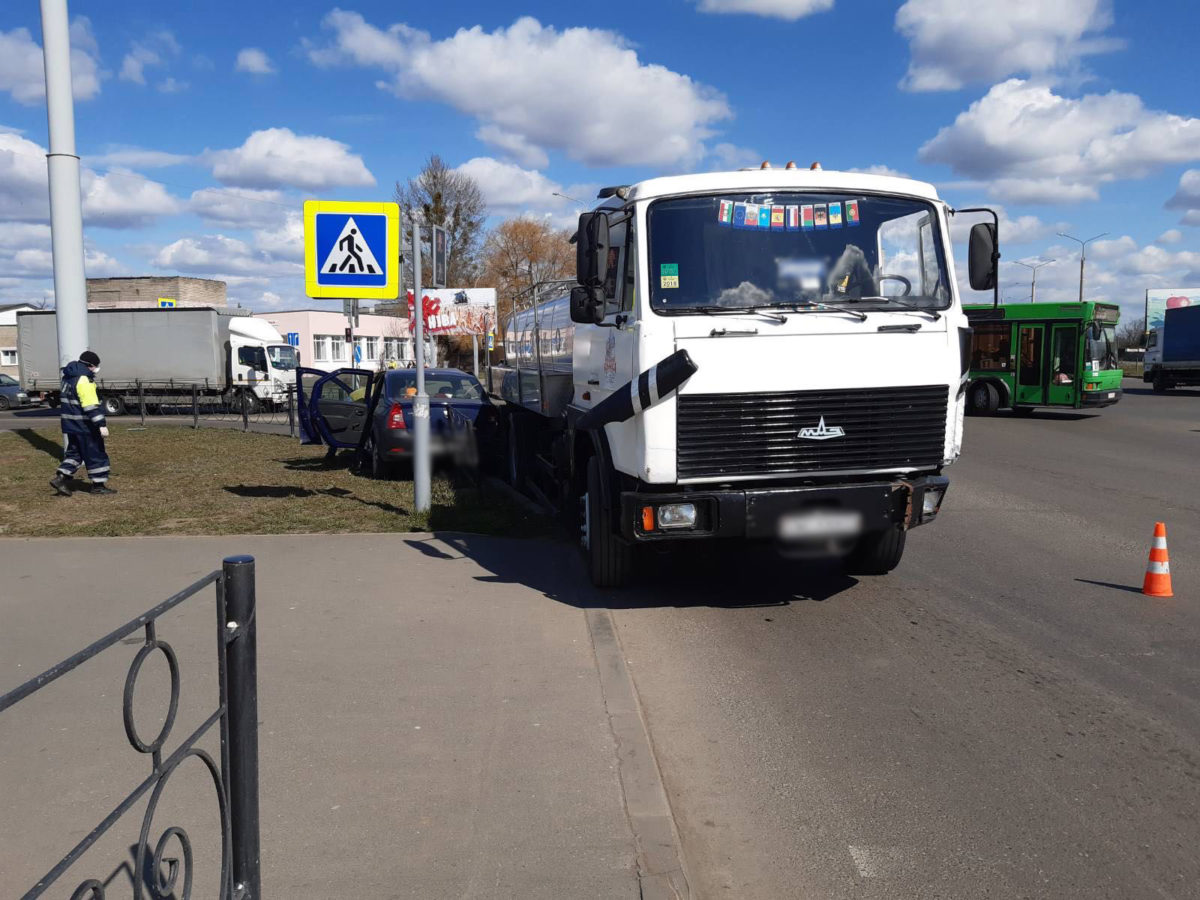 В Бобруйске водитель молоковоза вытолкнул с дороги  Dacia Logan (добавлено видео)