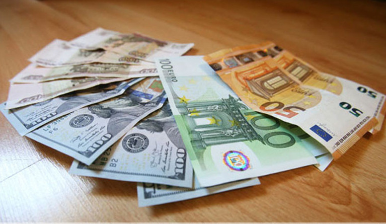 Доллар и евро на торгах 21 мая подешевели, российский рубль подорожал