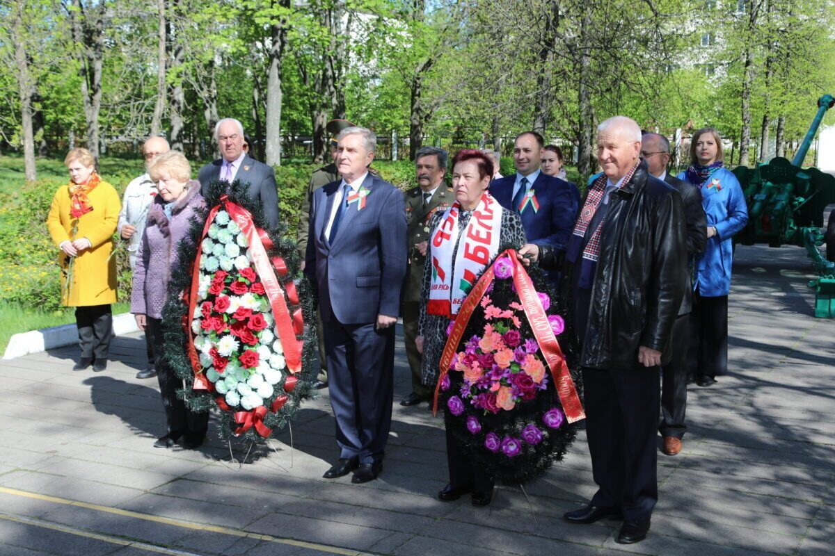 В городском парке культуры и отдыха прошло возложение венков и цветов к братской могиле и памятнику партизанам, подпольщикам, погибшим в годы Великой Отечественной войны