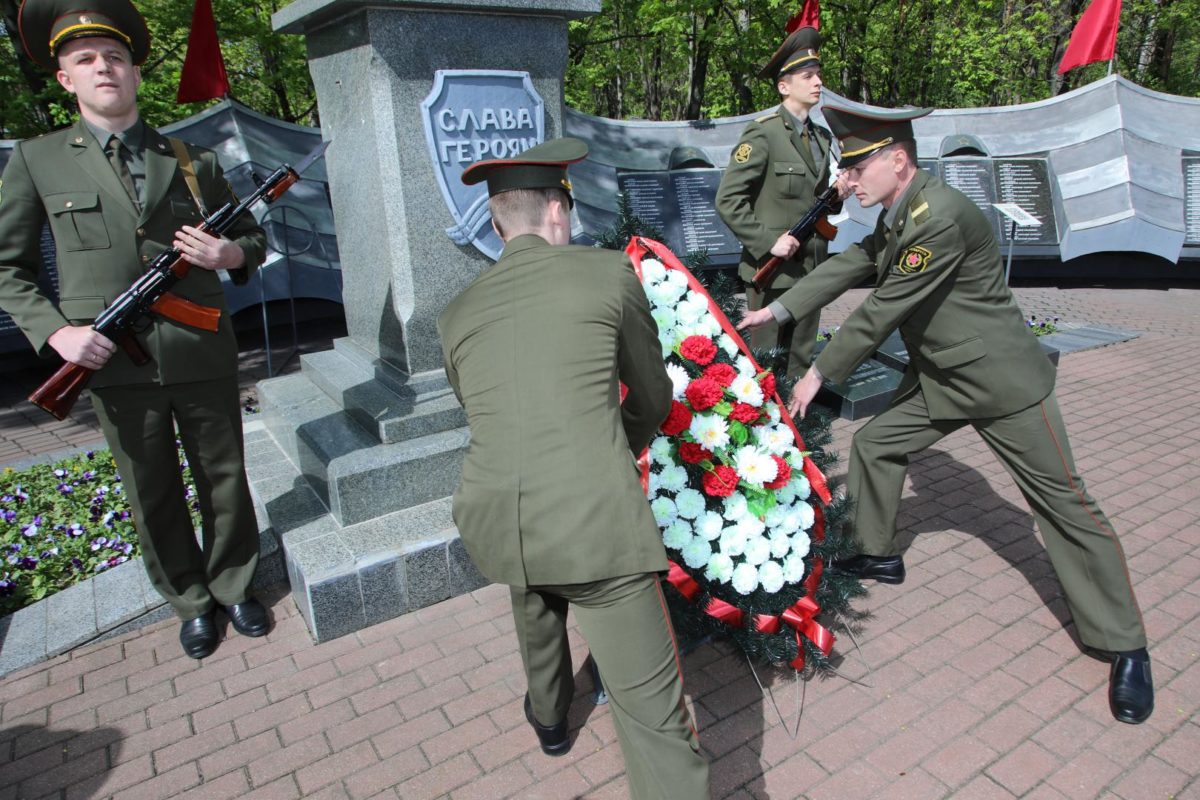 Возложение цветов и венков на братской могиле советских воинов, погибших в годы Великой Отечественной войны