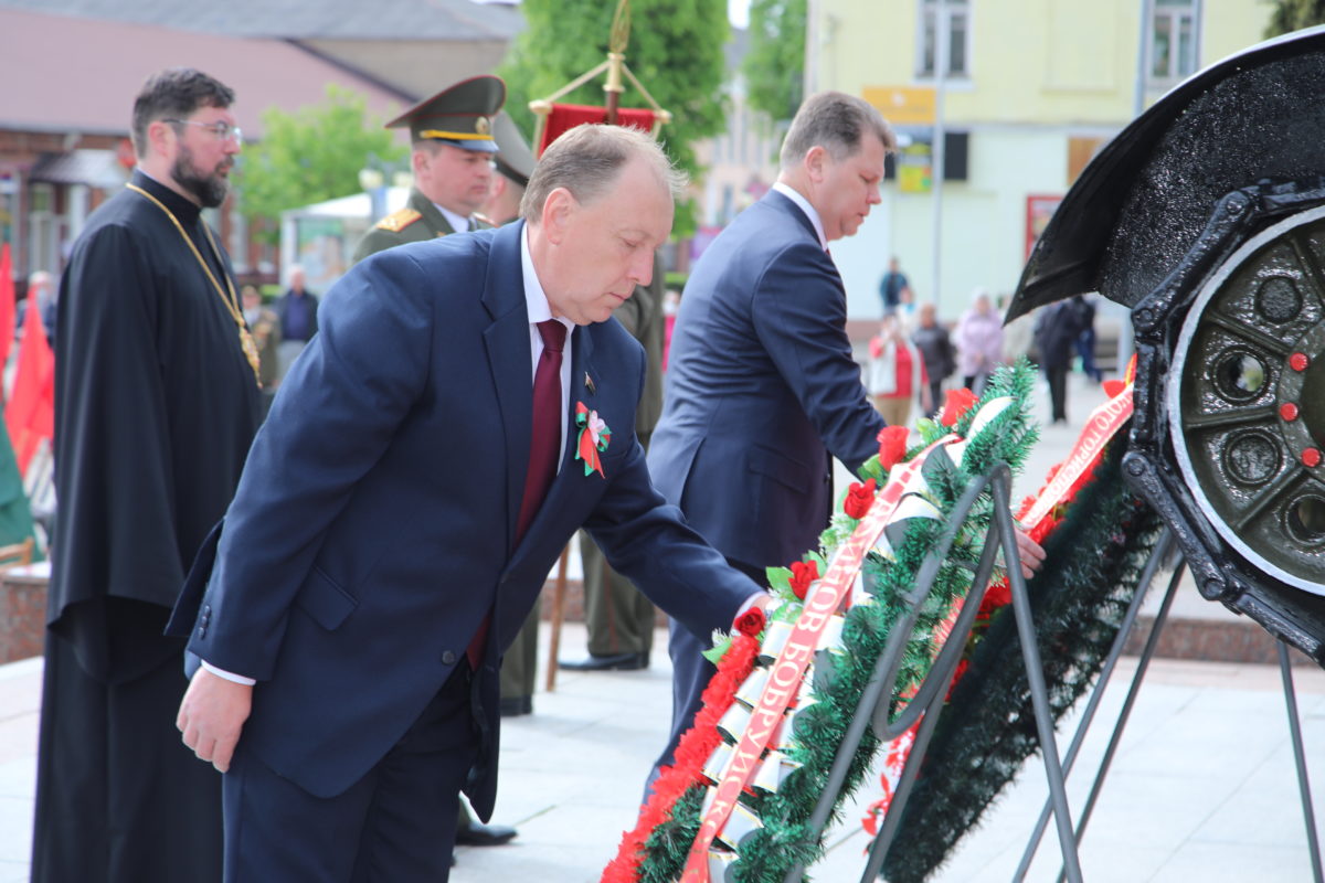 Святую память бережно храним! В День Победы в Бобруйске возложили цветы и венки