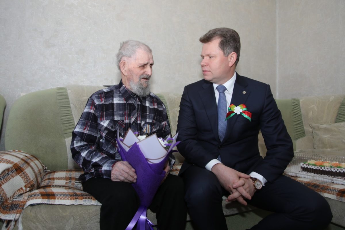 Председатель Бобруйского горисполкома поздравил с 95-летием ветерана Великой Отечественной войны Аксентия Кузьмина