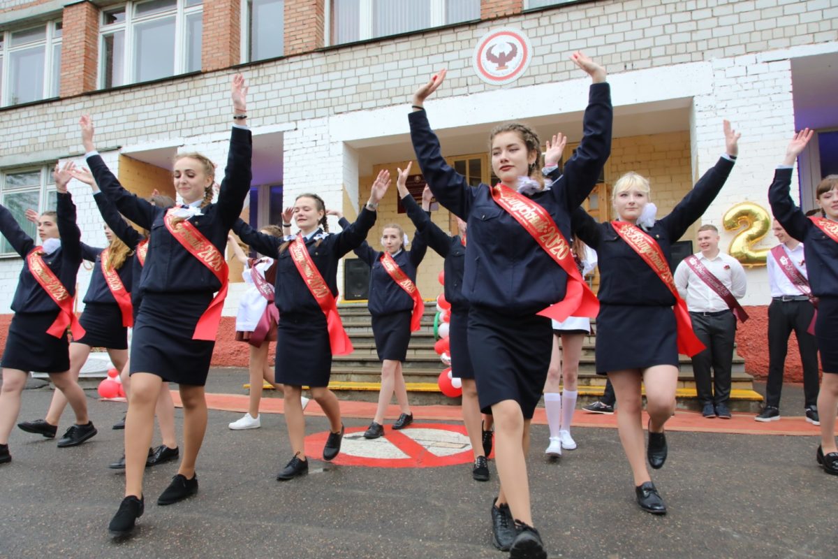 Выпуск 2010 школа. Гимназия 1 Бобруйск. Девятнадцатая школа Бобруйск. Школа 31 Бобруйск. Город Бобруйск школа 3.