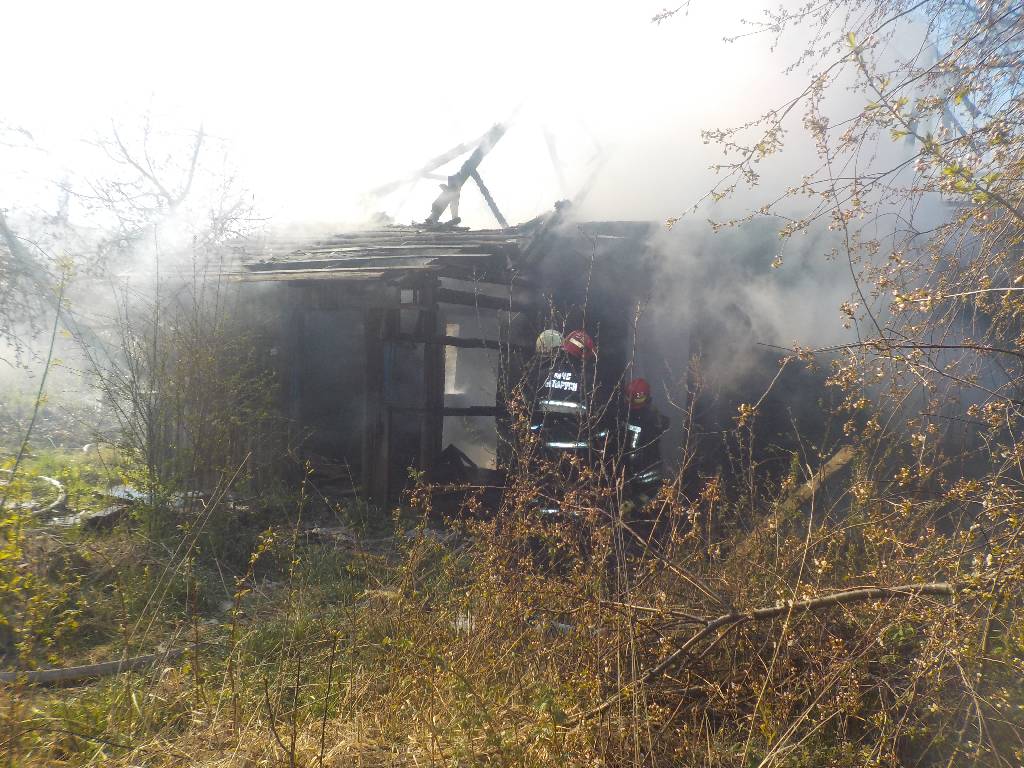 В Бобруйске горел заброшенный дом. Вероятная причина возгорания — детская шалость с огнем