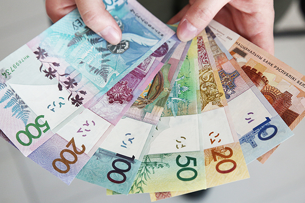 Белорусский рубль на торгах 28 мая ослаб к трем основным валютам