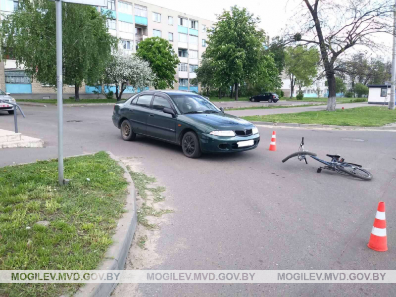 В Бобруйске 25-летнего велосипедиста сбил водитель на Mitsubishi