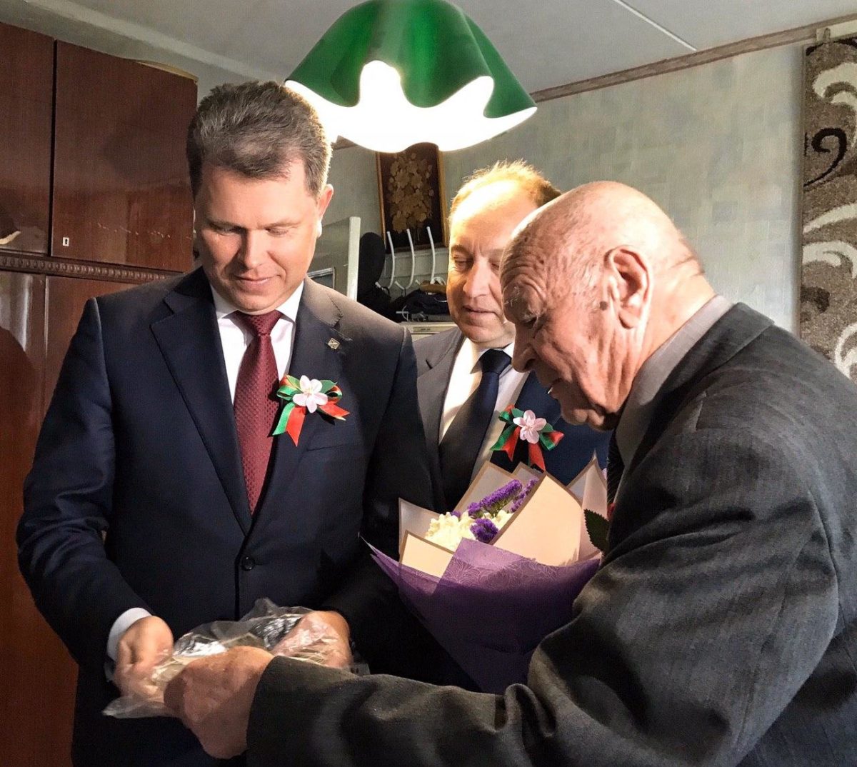 Председатель Бобруйского горисполкома поздравил ветерана Великой Отечественной войны Михаила Волчека с наступающим праздником 9 мая