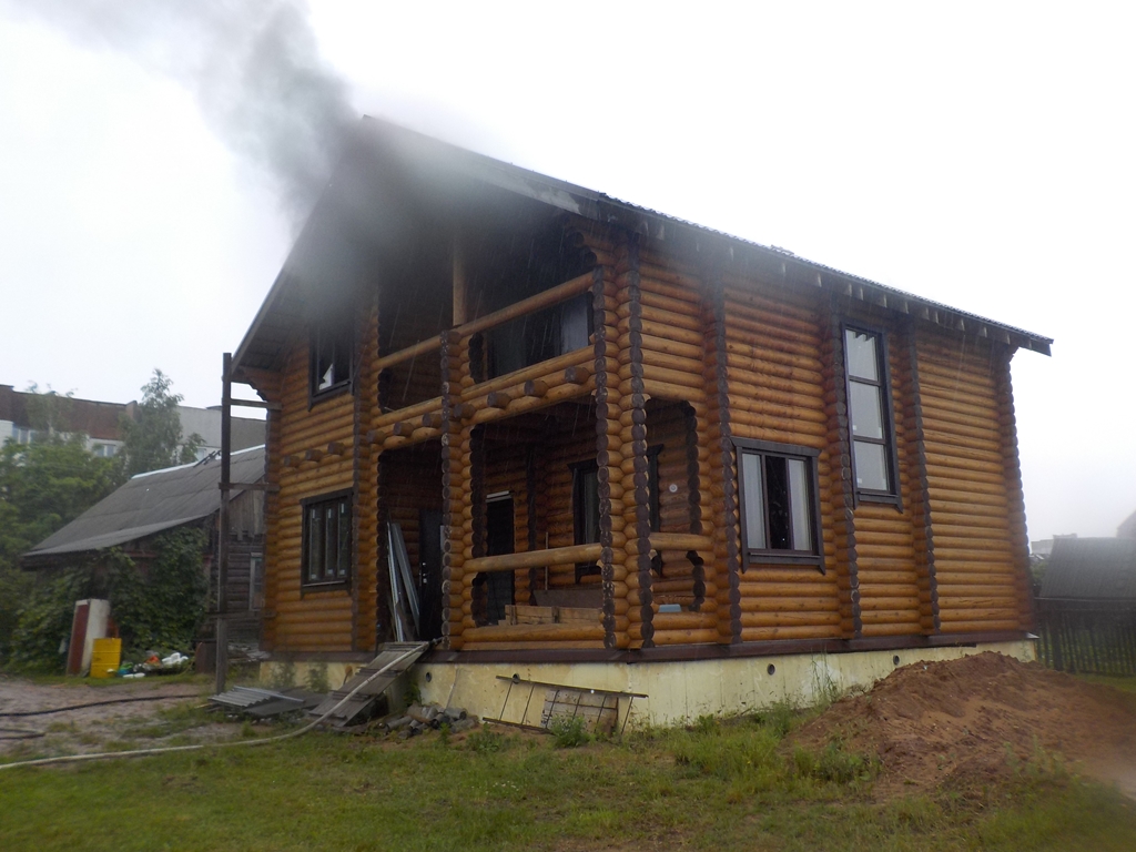 В Бобруйске от удара молнии загорелся дом