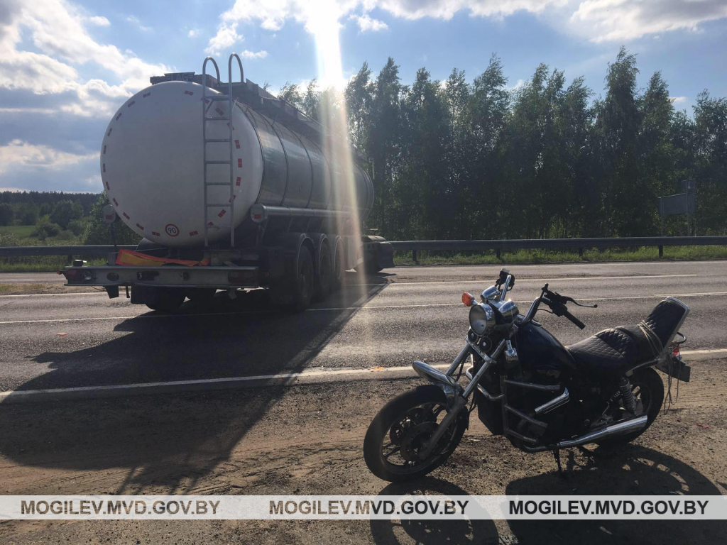 Под Бобруйском мотоциклист столкнулся с полуприцепом. 20-летний водитель погиб