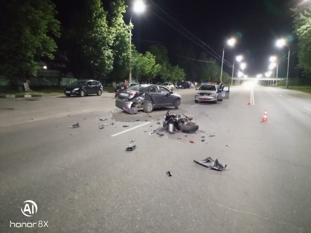 В Бобруйске столкнулись легковушка и мотоциклист. Есть пострадавшие