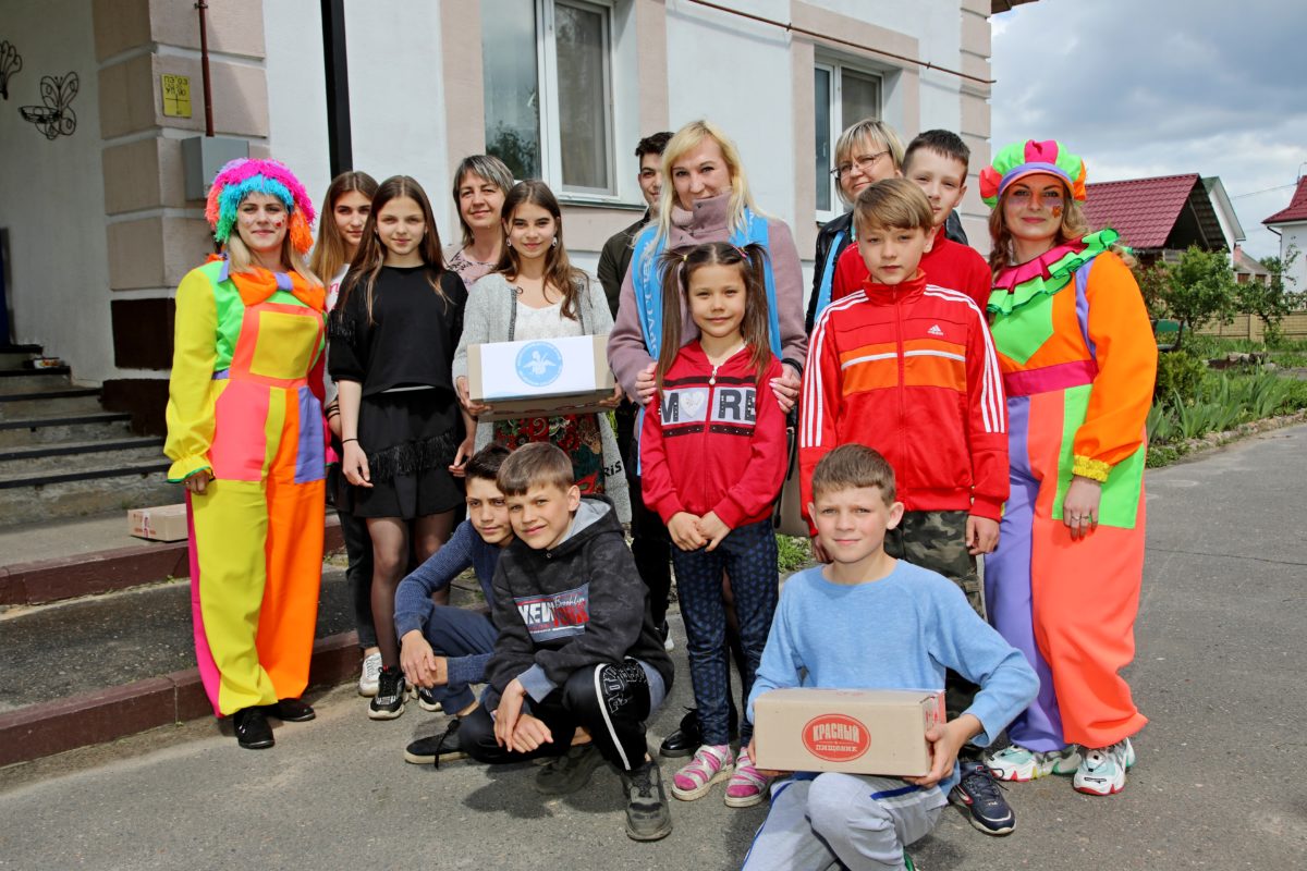 Поздравления и сладкие подарки получили воспитанники детского дома семейного типа Варичевых