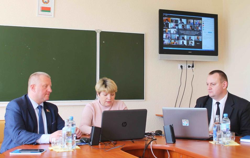 Директора школ и гимназий области онлайн обсудили проблемы в системе среднего образования