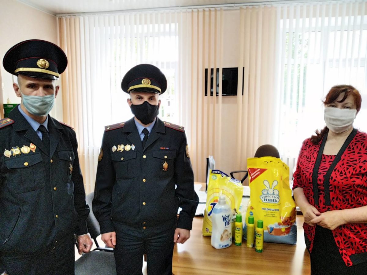 С трепетной заботой о детях. Бобруйский отдел Департамента охраны передал помощь детскому дому
