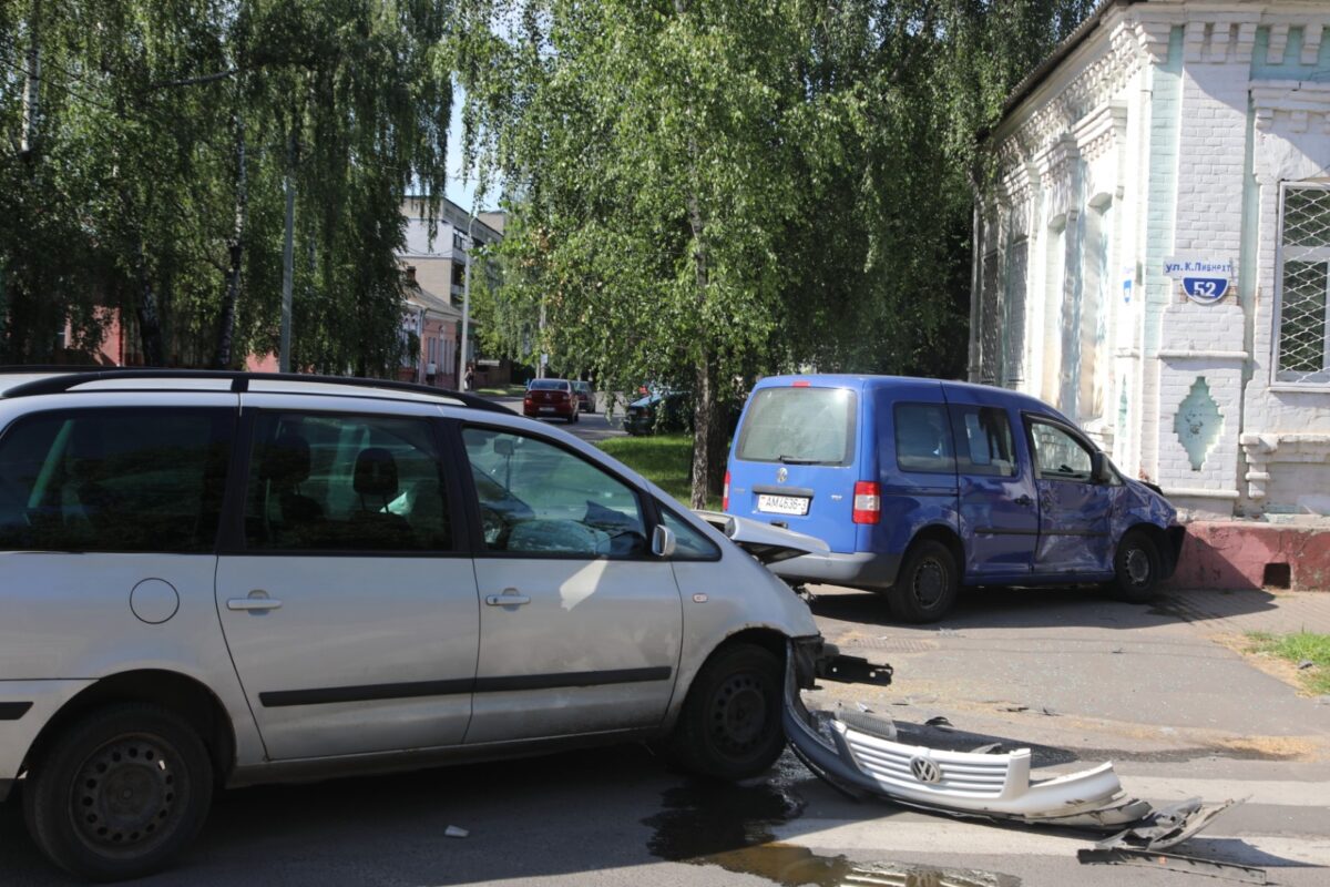 ДТП в Бобруйске: на перекрестке улиц К.Либкнехта — Пушкина столкнулись два Volkswagen
