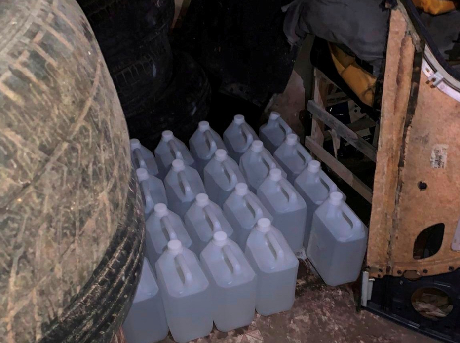 Бобруйчанин незаконно хранил в гараже 115 литров спиртосодержащей жидкости