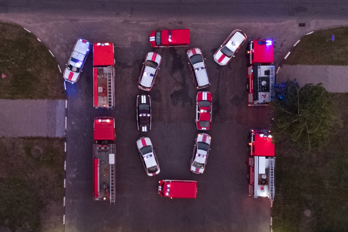 101 из машин. Бобруйские спасатели поздравляют коллег с профессиональным праздником (видео)