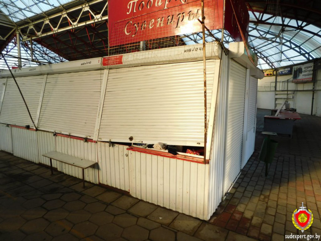 В Бобруйске четверо парней задержаны по подозрению в хищении товаров из рыночных павильонов