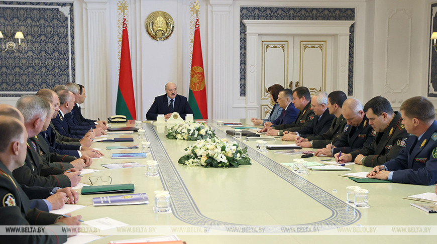 Александр Лукашенко поручил дать оценку законности инициатив об альтернативном подсчете голосов на выборах