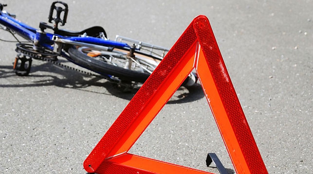 Велосипедист в Бобруйске выехал на пешеходный переход на красный свет и попал под машину