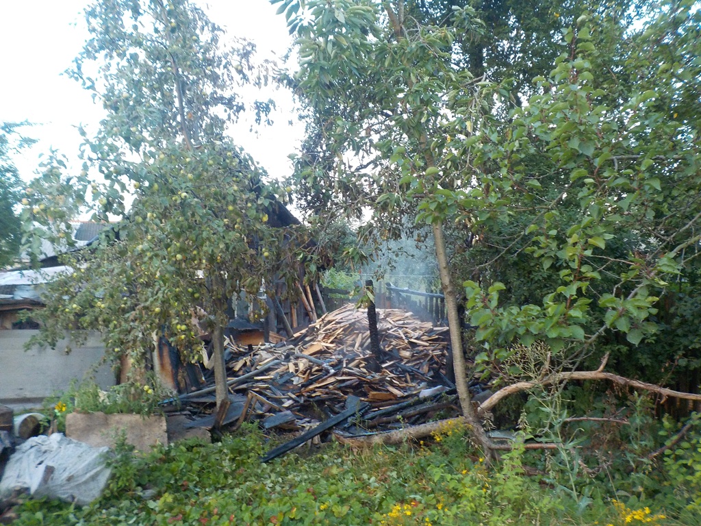 В Бобруйске горела придомовая пристройка на переулке Кооперативном