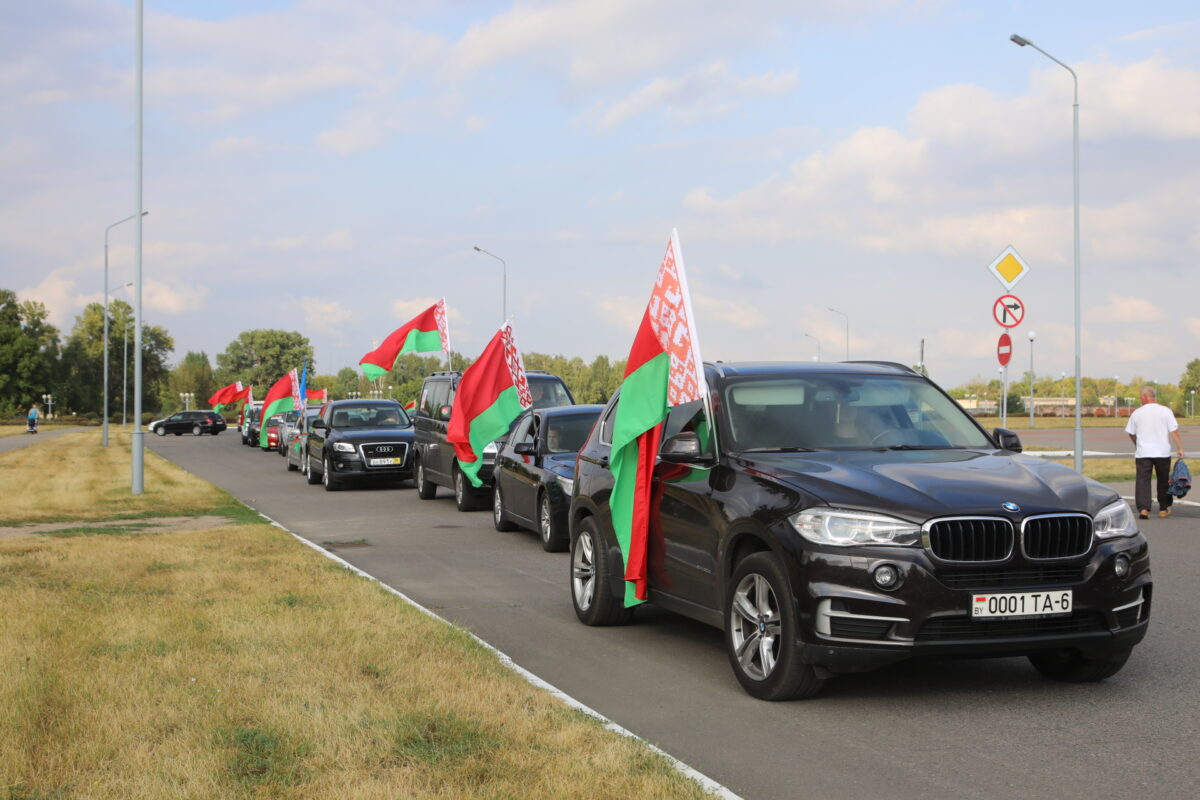 За Беларусь! В Бобруйске прошел масштабный автопробег