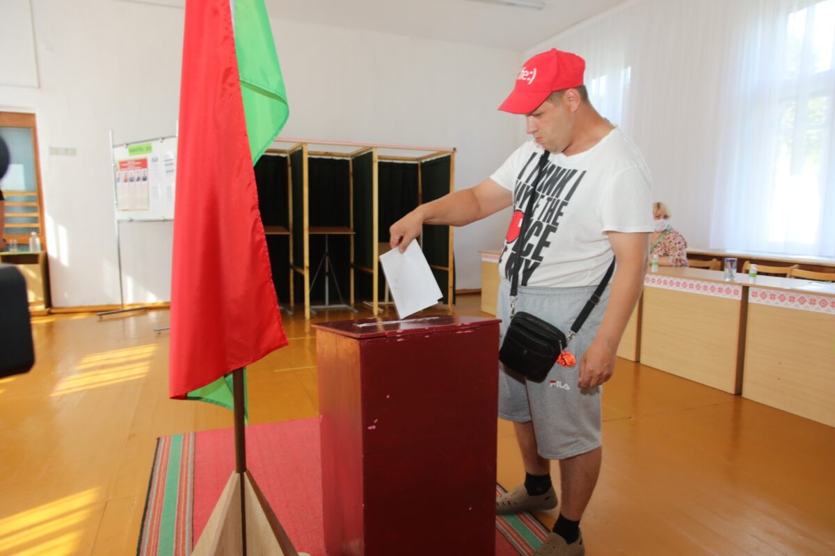 Бобруйчане отдают свои голоса за кандидатов в Президенты (дополнено)