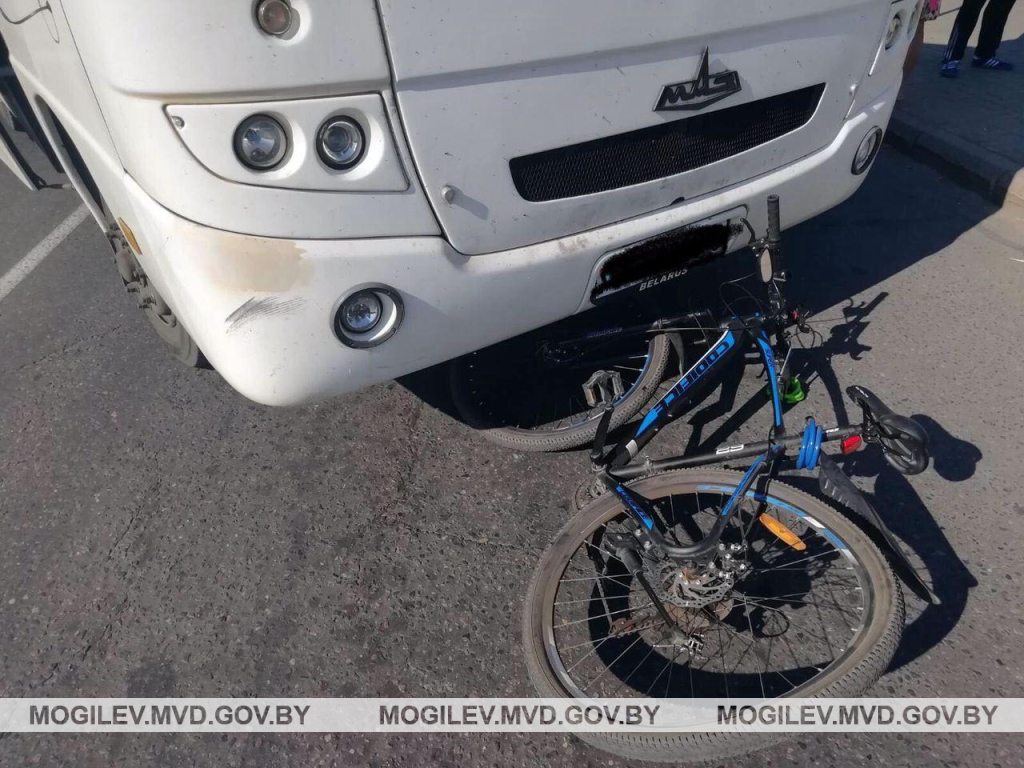 В Бобруйске водитель автобуса «МАЗ» сбил велосипедиста (видео)