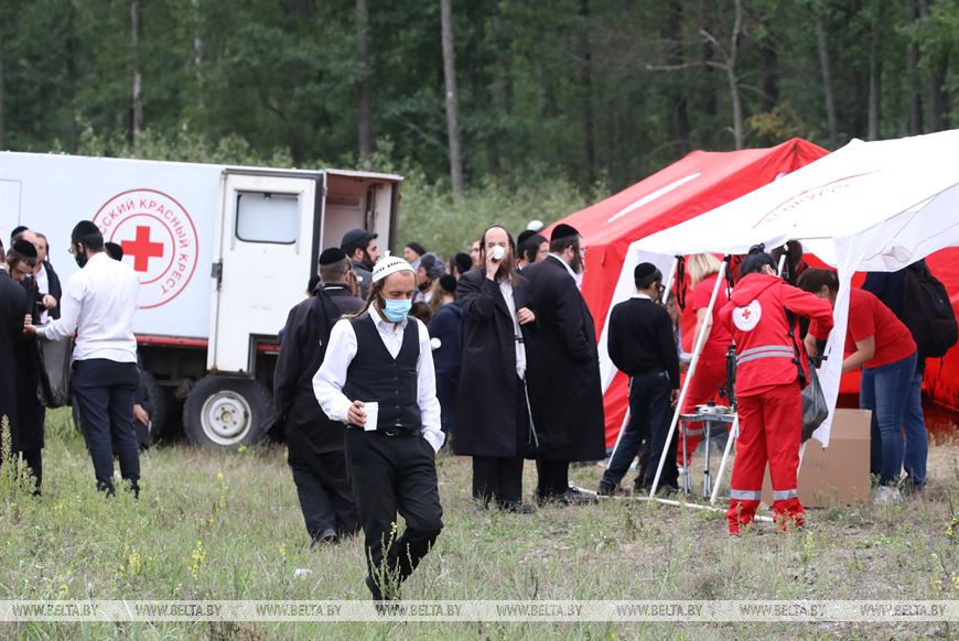 На нейтральной полосе между Украиной и Беларусью развернулся пункт помощи евреям от Красного Креста